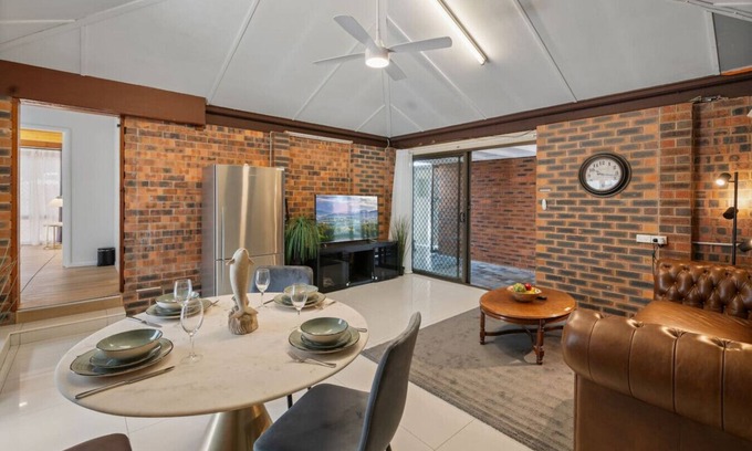 Robertson Apartamento | Modern 3-Bedroom Stay | Walk to Shops & Dining
