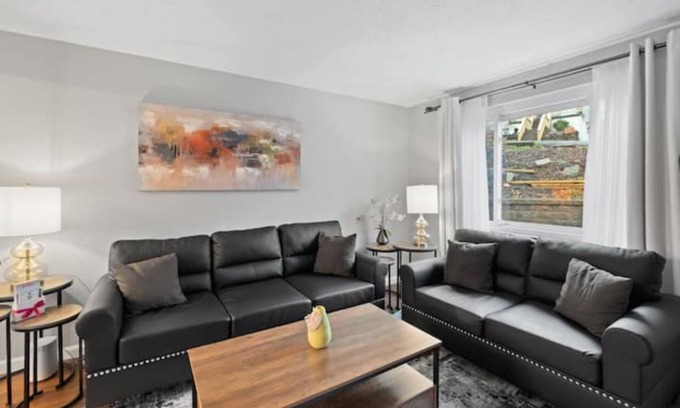 Castle Shannon Casa | Modern 3 Bedroom Townhome Close to Downtown