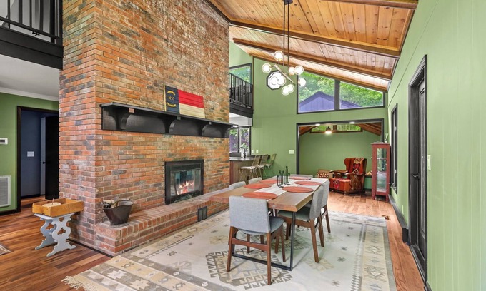 West Jefferson Casa | Modern 3-bedroom house with EV Charger in West Jefferson