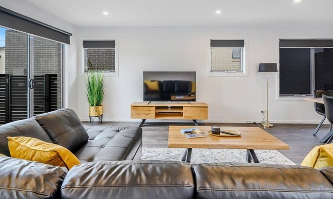Warrane Villa | Modern 3-BR Villa near Airport & CBD