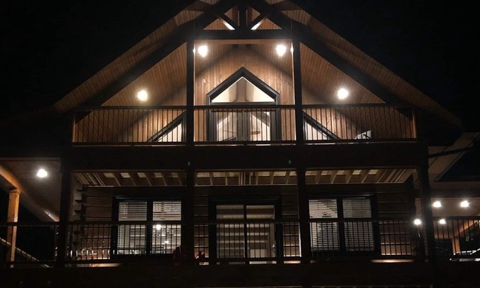Meaford Chalet De Esquí | Modern, 3 level log cabin close to ski hills