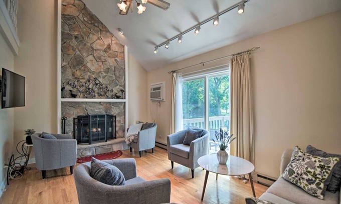 Gurnee Casa | Modern 3Bd Townhome Near Beach & Base