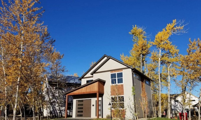 Four Corners Casa | Modern 3Bdrm Farmhouse | River Access & Hot Tub