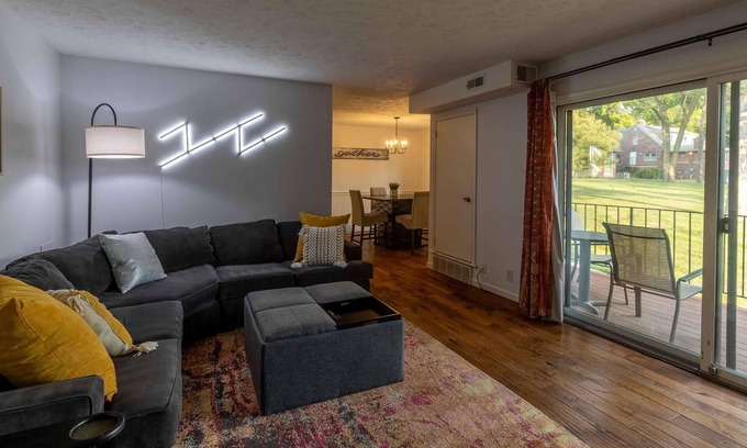 West Omaha Condominio | Modern 3BR / 2BA Condo in the Heart of Omaha!