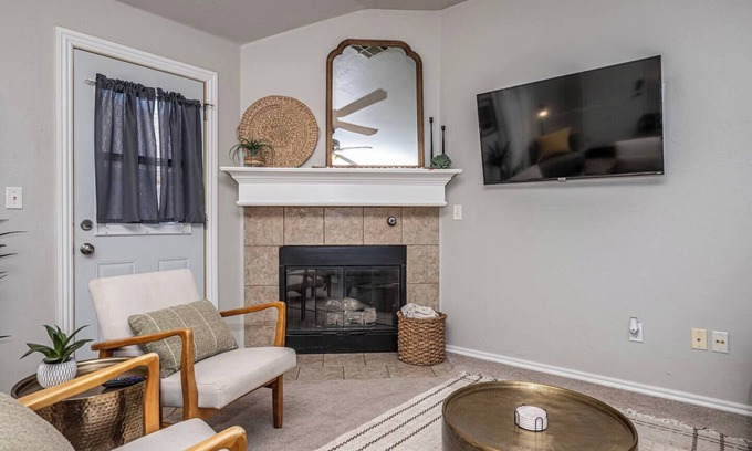 Oklahoma City Apartamento | Modern 3BR/2BA Near Tinker AFB & OKC!