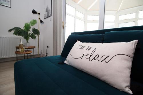 Newton St Loe Casa | Modern 3BR Bath Home, Sleeps 6, Driveway Parking, Families and Contractors Stay