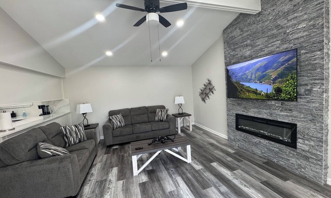 Sterling Heights Casa | Modern 3BR Family Retreat -Fast Wi-Fi Smart TV Prime Location