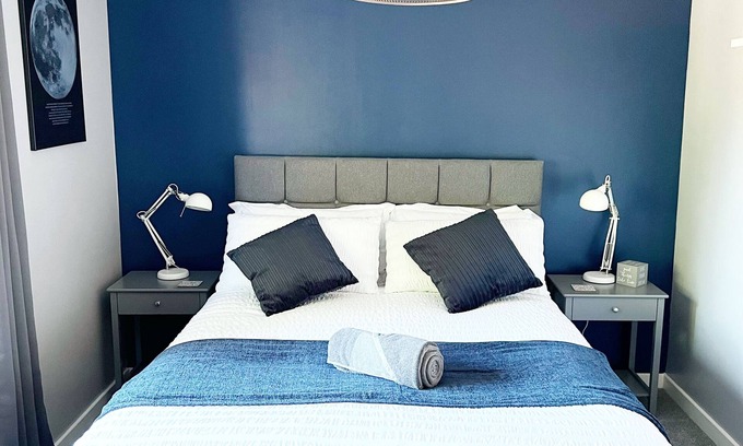 Newcastle-upon-Tyne Casa | Modern 3BR House, Near City Centre + Airport, Free Parking, Fast Wifi, King Bed