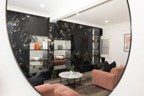 Glebe Apartamento | Modern 3BR Glebe Home with Terrace & Garage for 8