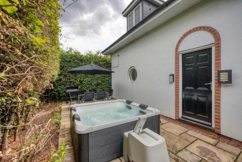 Birmingham Casa | Modern 3BR Home in 2 Nether Hall Near M6 J7 with Hot Tub, Smart TV and Free Parking