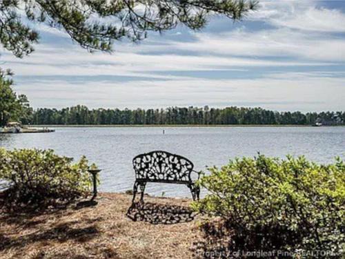 Olivia Casa | Modern 3br Lake front home