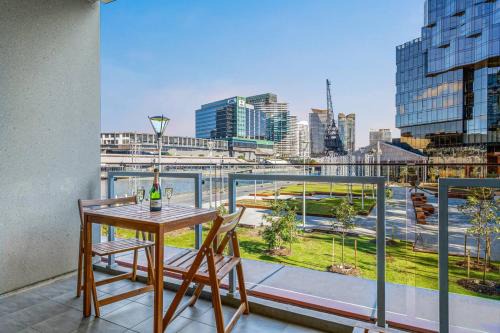 Docklands Apartamento | Modern 3BR Melbourne Waterfront Apartment with Resort Amenities in Docklands