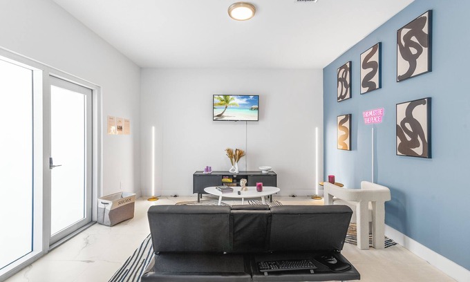 Riverside Park Casa | Modern 3BR Near Beaches–Fast WiFi & Spacious Design