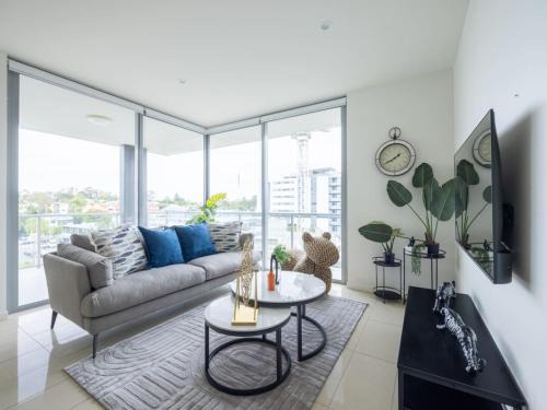 West End Apartamento | Modern 3BR Riverside APT w Parking near Shops and Park