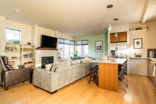 King Casa | Modern 3BR - Walk to Alberta Eats & Coffee