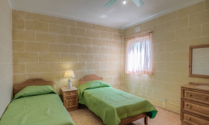 Victoria Apartamento | Modern 3rd floor penthouse + air conditioning in a perfect location in Victoria