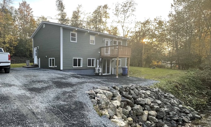 Grafton Casa | Modern 4 bedroom, 2 living room overlooking creek