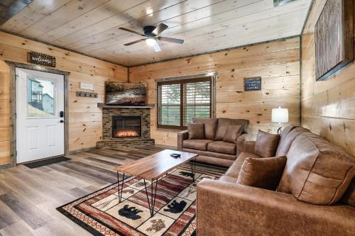 Sevierville Casa | Modern 4 Bedroom Cabin in Timeless Resort Near Parkway and Dollywood with Game Room and Hot Tub