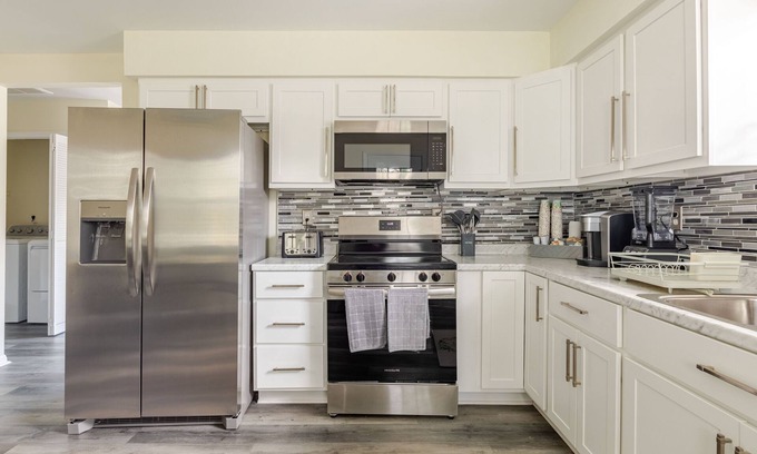Durham Casa | Modern 4-Bedroom Duplex Near Duke – Private Entry & Parking for 12 guests