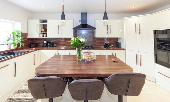 Iffley Casa | Modern 4 bedroom family home with driveway parking