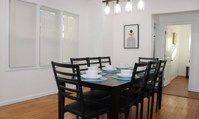 Wilmington Casa | Modern 4 Bedroom Home in Wilmington