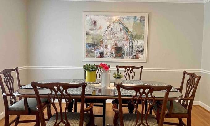 Greensboro Casa | Modern 4 Bedroom pets welcome
