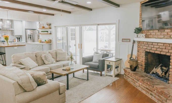 Newhall Casa | Modern 4 Bedroom Home with Pool - Ideal Retreat for Families.