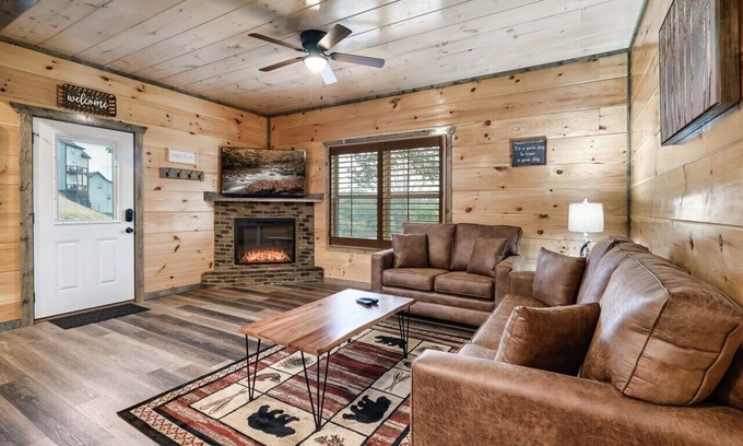 Sevierville Cabina | Modern 4-BR Cabin ★ Timeless Resort Near Parkway/Dollywood ★ Game Room ★ Hot Tub