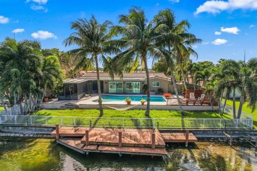 Pembroke Pines Casa | Modern, 4B&3B with Pool and Lake