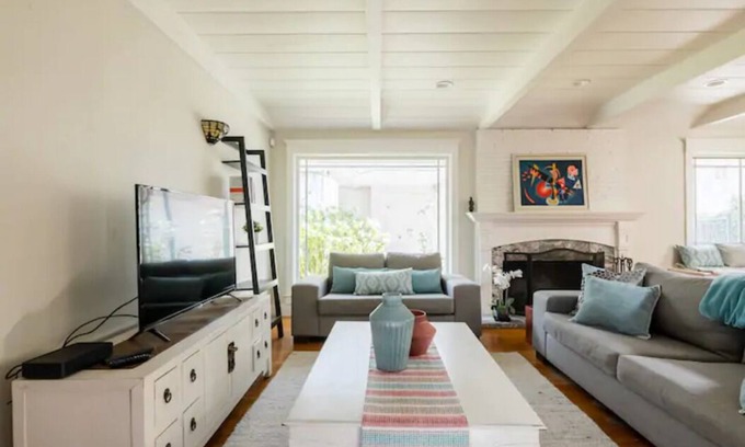 Shoreline West Casa | Modern 4bd Getaway In Downtown MV With Pool!