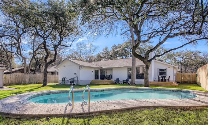Village Oaks Casa | Modern 4bd w/ Pool, Outside dining, Gourmet kitchen