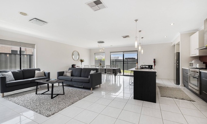 Point Cook Casa | Modern 4BR house perfect for family getaway