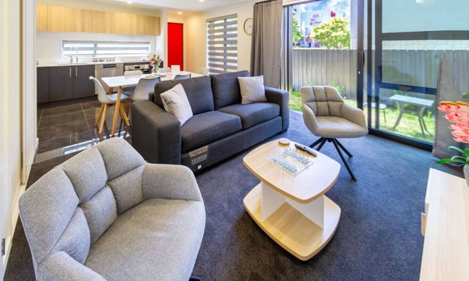 Riccarton Casa | Modern 4BR in Riccarton Walk to Mall and Park