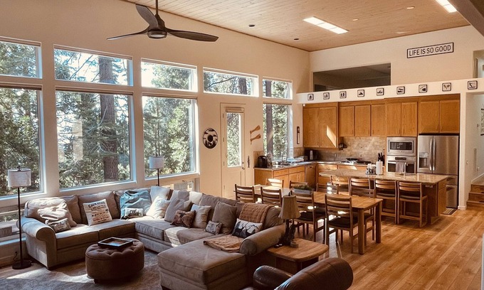 Shaver Lake Apartamento | Modern 4BR Playground Deck