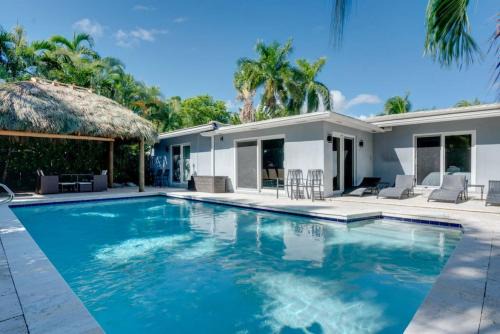 Poinsettia Heights Casa | Modern 4BR Villa with Pool - Outdoor amenities - WFH