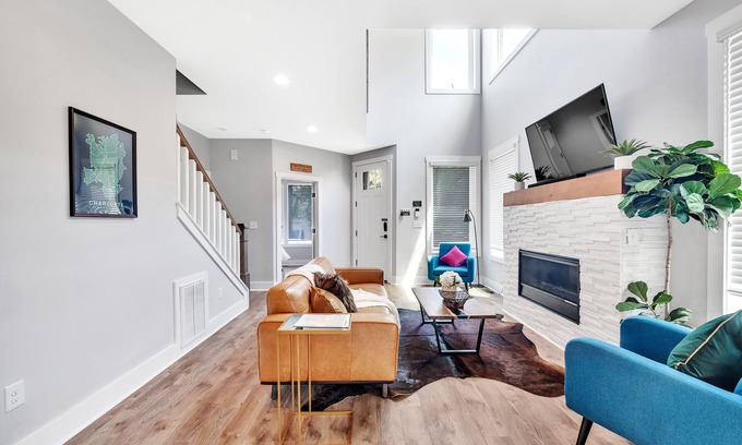 Charlotte Casa | Modern 5 Bdrm Uptown CLT Home- Great for Large Groups!
