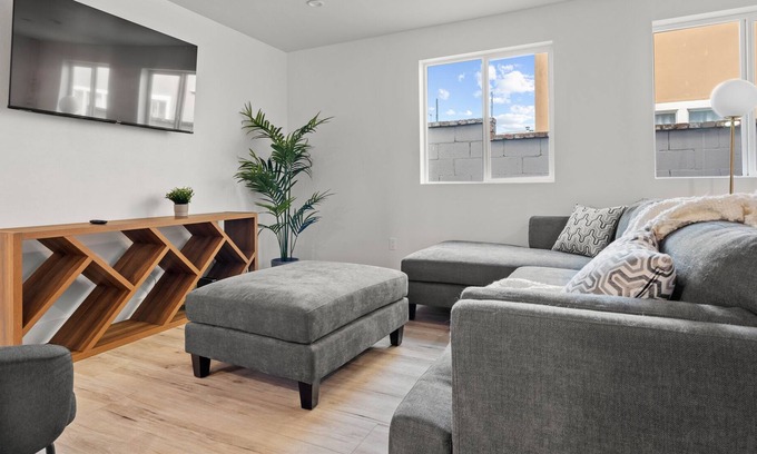 Los Angeles Casa | MODERN 5 BR in LA Arts District w/Game Room & WiFi