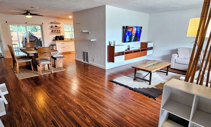 Hallandale Beach Casa | Modern 5⭐ HOME just 6-Min to Beach🏖️ +FREE Rental Car + FREE WATERSPORTS🌊 !