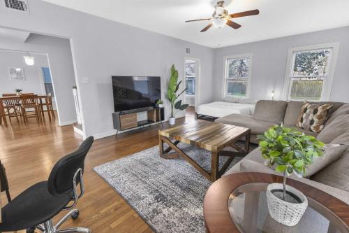 Riverside Terrace Casa | Modern 5BD Retreat I Near Hotspots I Sleeps 16
