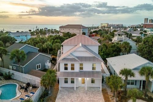 Bahama Beach Casa | Modern 5BDR w Private Pool 2 min Walk to the Beach Montoute by AvantStay