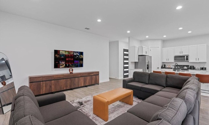 University Hills and Windsor Park Casa | Luxury Combined Homes - Downtown Access - Balcony