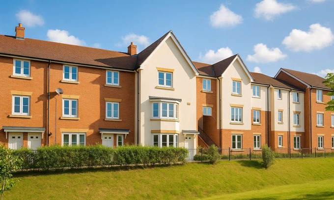 Bushey Casa | Modern 5BR Stay w/ Parking, Near Warner Bros, Shops & London Rail Links