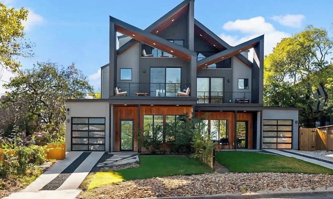 Galindo Casa | Triangles - Modern Luxury 5BR Villa, Downtown, Pool, Hot Tub, Sauna, Concierge