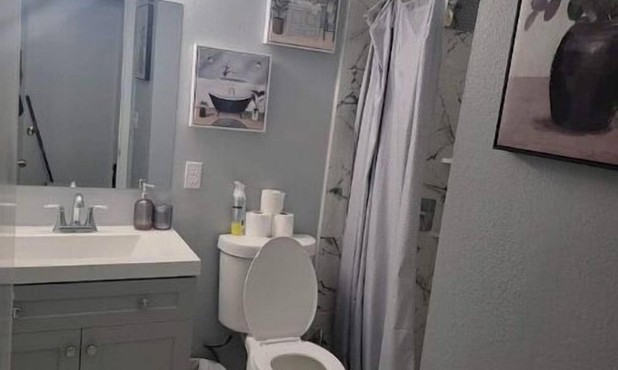 Paradise Villa | Modern 6 BR Near Strip - 10min