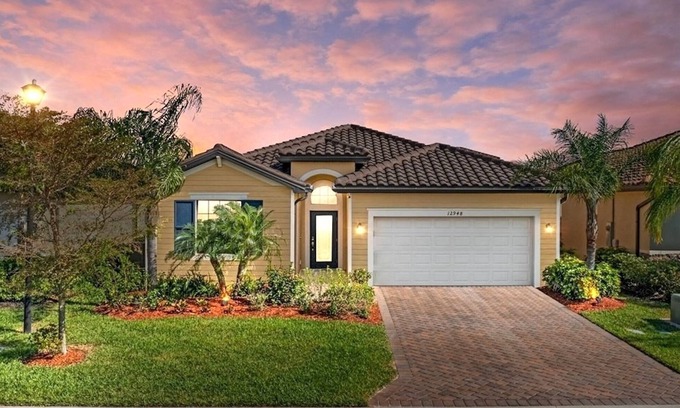 Gateway Casa | Modern 6-year new single house in mint condition! Fenced yard with a pond view.