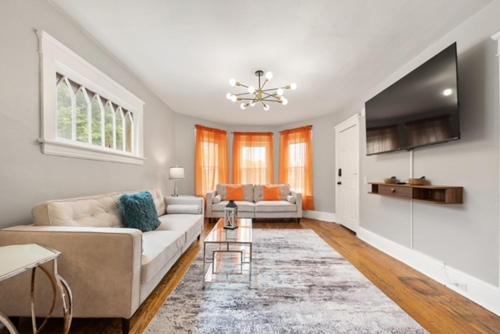 Southside Casa | Modern 6BR Near Syracuse U, Destiny & Zoo Sleeps 18