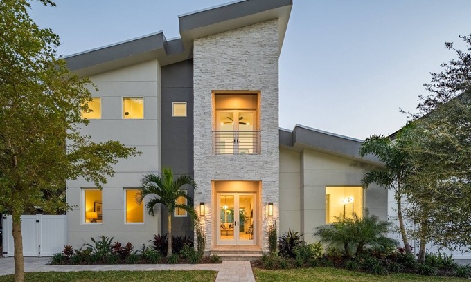 Arlington Park Casa | Modern Beauty for Family Gatherings