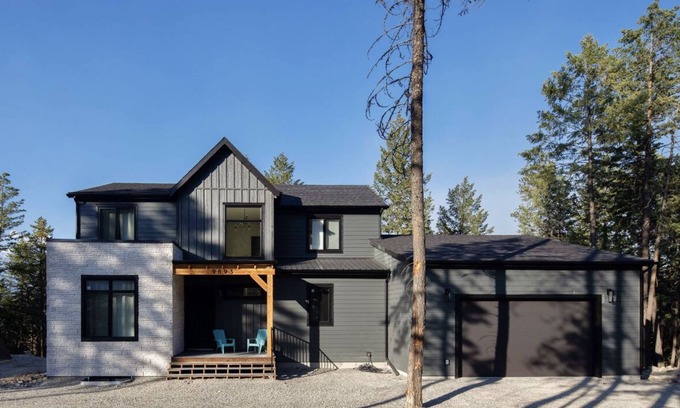 East Kootenay Cabina | Modern, 7 bedroom all-season cabin on Lake Koocanusa