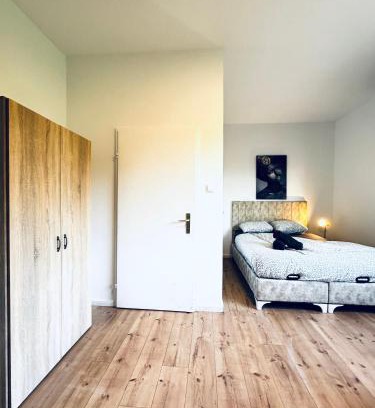 Meidling Apartamento | Modern 8BR Apt with Private Garden Sleeps 17