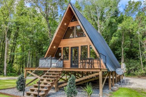 New Iberia Apartamento | Modern A-Frame Cabin by Rip Van Winkle with Hot Tub